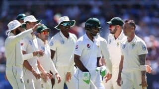 केपटाउन टेस्ट : ओलीवर ने पाकिस्तान को बैकफुट पर धकेला